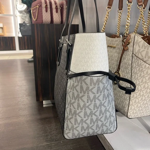 MICHAEL KORS Voyager Large Color-Block Metallic Signature Logo EW Tote Shoulder - Picture 4 of 16